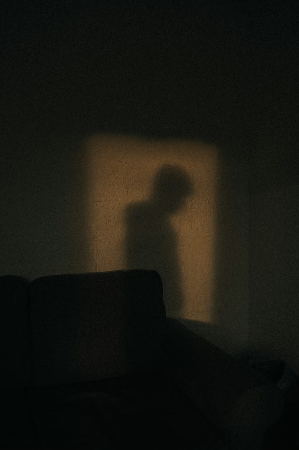 暗い部屋に映る人の影